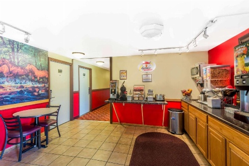 Super 8 by Wyndham Sheridan image 17