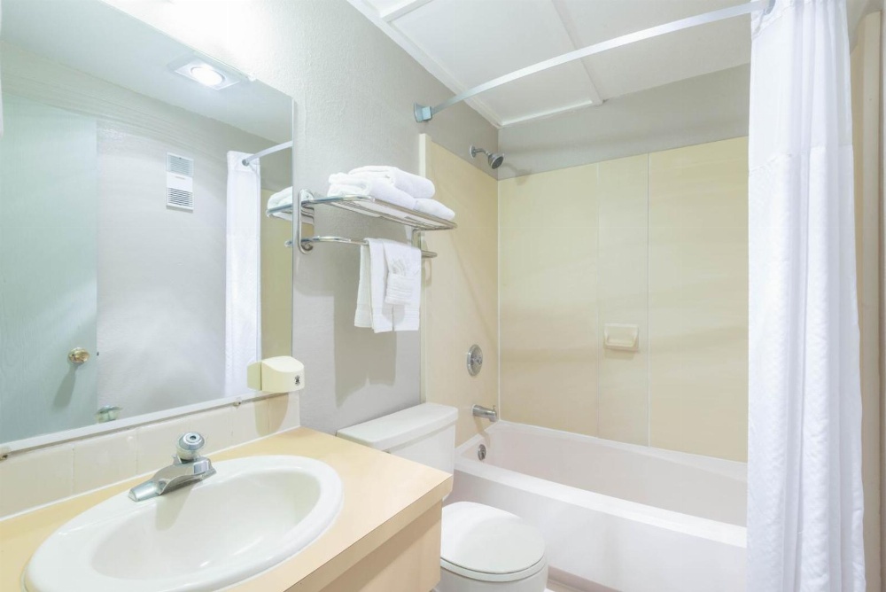 Super 8 by Wyndham Sheridan Main image