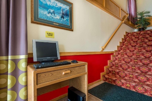 Super 8 by Wyndham Sheridan image 24