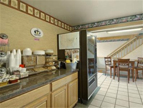 Super 8 by Wyndham Sheridan image 27