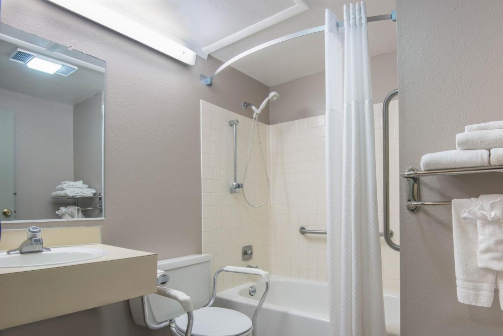 Super 8 by Wyndham Sheridan Main image